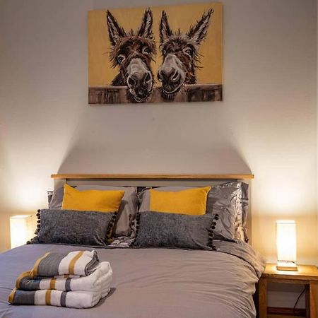 Cozy Newly Renovated Town Centre Apartment อาเบอร์เฟลดี ภายนอก รูปภาพ